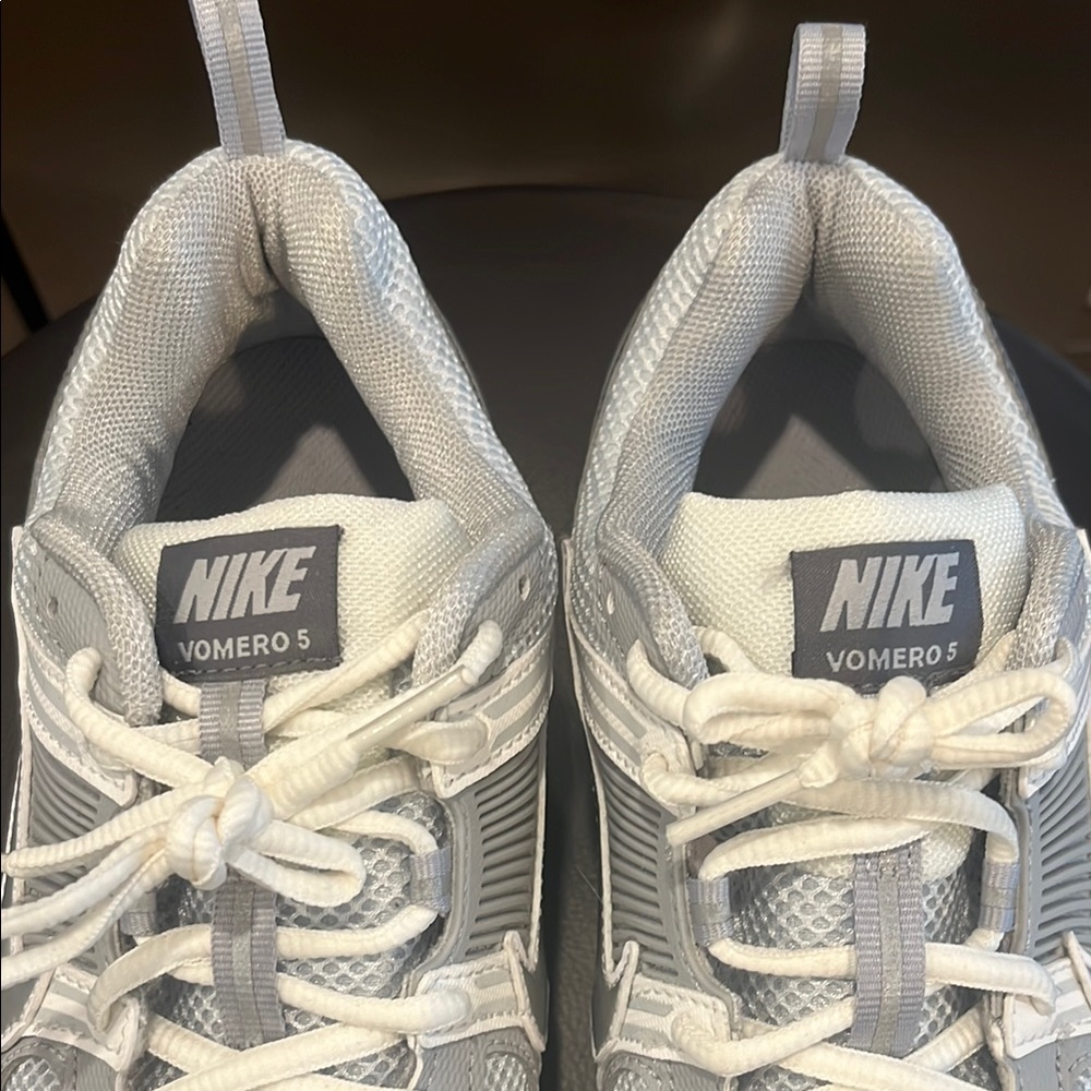 Nike White and Grey Vomero sneakers 
KIDS size 7 = Womens size 8.5 - Picture 5 of 6